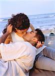 Paar am Strand, etwa zu Kiss