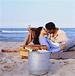 Paar mit Picknick, küssen am Strand