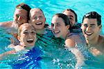 Portrait de groupe d'adolescents en piscine