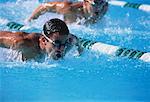 Gros plan des hommes en compétition de natation