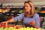 Frau kaufen Obst im Supermarkt