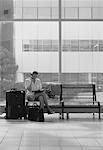 Femme d'affaires utilisant un téléphone cellulaire dans le Terminal avec bagages Toronto, Ontario, Canada