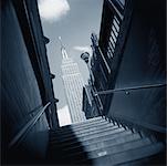 Escalier et Empire State Building, New York, USA