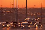 Trafic sur l'autoroute 401 au coucher du soleil Toronto, Ontario, Canada