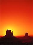 Monument Valley und die Fäustlinge bei Sonnenuntergang Arizona, USA