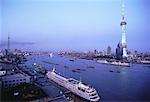 Bateau de croisière sur la rivière Huangpu près du Bund, Shanghai, Chine