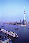 Bateau sur la rivière Huangpu près du Bund avec la tour de télévision de Shanghai, Chine