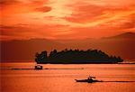 Bateaux et Inlet sur l'île de Samal Sunset, Mindanao aux Philippines