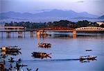 Boote und Brücke am Parfüm Fluss Hue, Vietnam