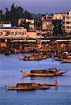 Boote und Gebäude auf Parfüm Fluss, Hue, Vietnam