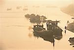 Bateaux transportant bambou Biên, au sud de Hanoi, Vietnam