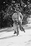 Couple vélo sur le chemin d'accès