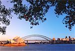 Sydney Opera House et le Harbour Bridge au lever du soleil New South Wales, Australie