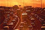 Autobahn-Verkehr am Sonnenuntergang Toronto, Ontario, Kanada