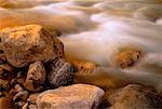 Gros plan d'eau qui s'engouffrait sur les rochers, Tetsa River en Colombie-Britannique, Canada