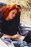 Femme dans le hamac à l'aide d'ordinateur portable