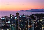 Vue d'ensemble de la ville et le port à la nuit tombante, Vancouver (Colombie-Britannique), Canada