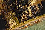 Statues et arbres à proximité de piscine, Budapest, Hongrie