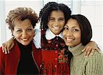 Portrait de grand-mère, mère et fille souriant