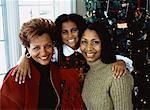 Portrait de grand-mère, mère et fille près d'arbre de Noël