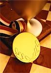 Gold-Medaille und Trophy am Schachbrett