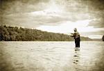 Homme mouche pêche rivière Kennebec, Maine, États-Unis