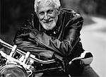 Porträt von älterer Mann auf Motorrad