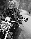 Porträt von älterer Mann auf Motorrad