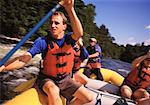 Groupe de personnes en Rafting de la rivière Kennebec, Maine, États-Unis