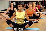 Gruppe von Frauen, die tun Yoga in Aerobic-Klasse