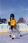 Garçon jouer au Hockey à la patinoire en plein air