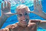 Mature Man faire drôle de tête sous l'eau dans la piscine