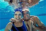 Portrait de Couple d'âge mûr sous-marine dans la piscine