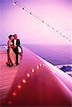 Mature Couple portant des tenues de soirée sur le bateau de croisière