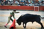 Bull Fighter poignardant Bull avec l'épée dans le stade, Mexique