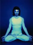 Porträt der Frau praktizieren Yoga mit Licht auf Stirn