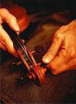 Gros plan de Luthier mains violon Tuning