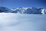 Sommets et nuages région de Jungfrau, Suisse