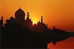 Le Taj Mahal à Agra (Inde) coucher de soleil