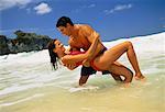 Couple en maillot de bain, embrassant dans le Surf sur la plage, République dominicaine, Caraïbes
