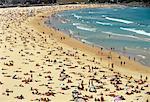 Vue d'ensemble des personnes sur la plage de Bondi Beach, Sydney, N.S.W., Australia