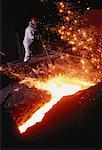 Travailleur attisant l'acier en fusion à China Steel Corporation, Taiwan