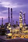 Raffinerie de pétrole à la nuit tombante, Malaisie