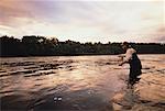 Homme mouche pêche, rivière Kennebec, Maine, États-Unis