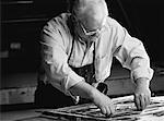 Ältere männliche Glasmalerei-Handwerker In der Werkstatt