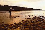 Homme mouche pêche au coucher du soleil la rivière Kennebec, Maine, USA
