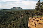 Mann stand am Rand der Klippe Holding Bike, Durango, CO, USA