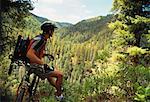 Mann sitzt auf dem Mountainbike im Wald, Durango, Colorado, USA