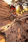 Man Riding Mountain-Bike über Felsen
