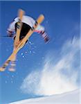 Blickte zu Skirennfahrerinnen springen in der Luft, Jungfrau Region, Schweiz